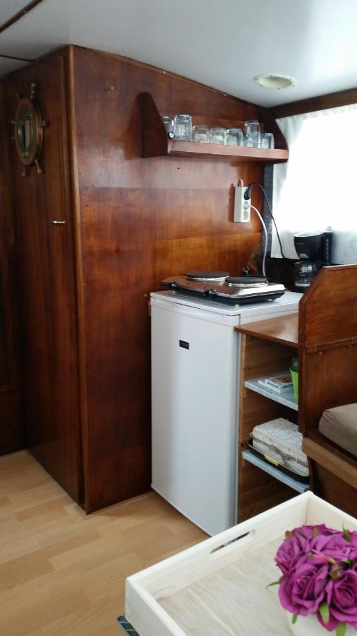 Boat Ella - Kamperen Op Het Water -Niet Om Mee Te Varen -Read Host Profile-Lees Hostprofiel Jutrijp Bagian luar foto