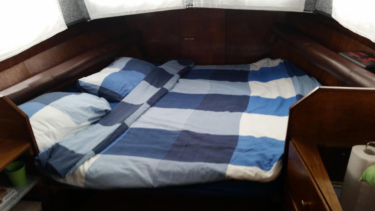 Boat Ella - Kamperen Op Het Water -Niet Om Mee Te Varen -Read Host Profile-Lees Hostprofiel Jutrijp Bagian luar foto