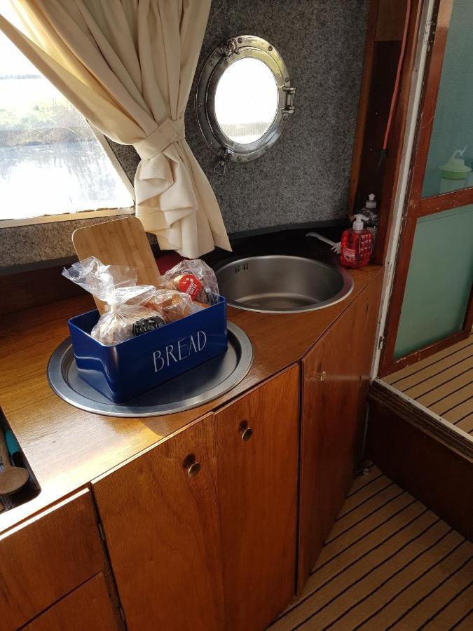 Boat Ella - Kamperen Op Het Water -Niet Om Mee Te Varen -Read Host Profile-Lees Hostprofiel Jutrijp Bagian luar foto